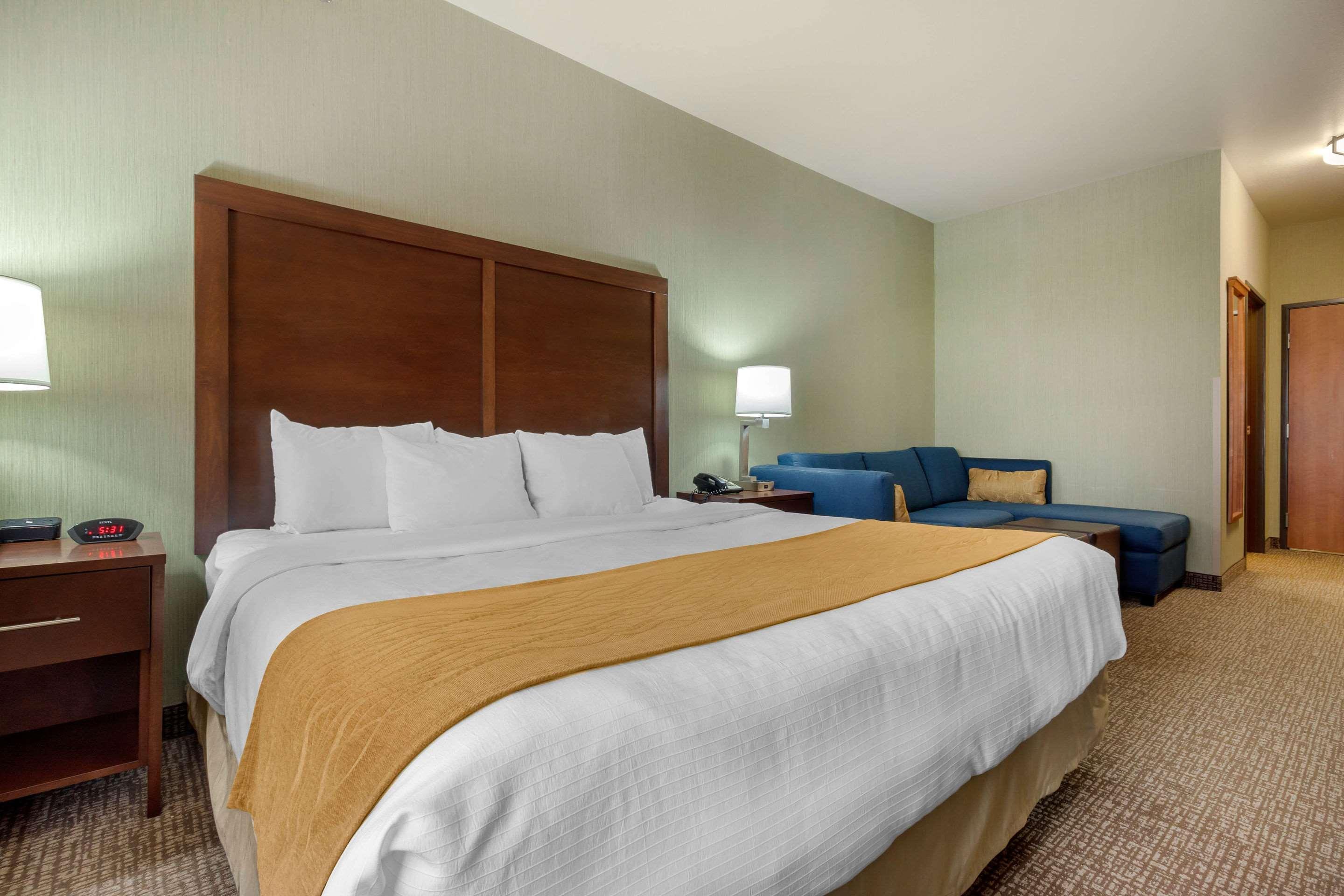 Comfort Inn & Suites Mitchell I-90 Exterior photo