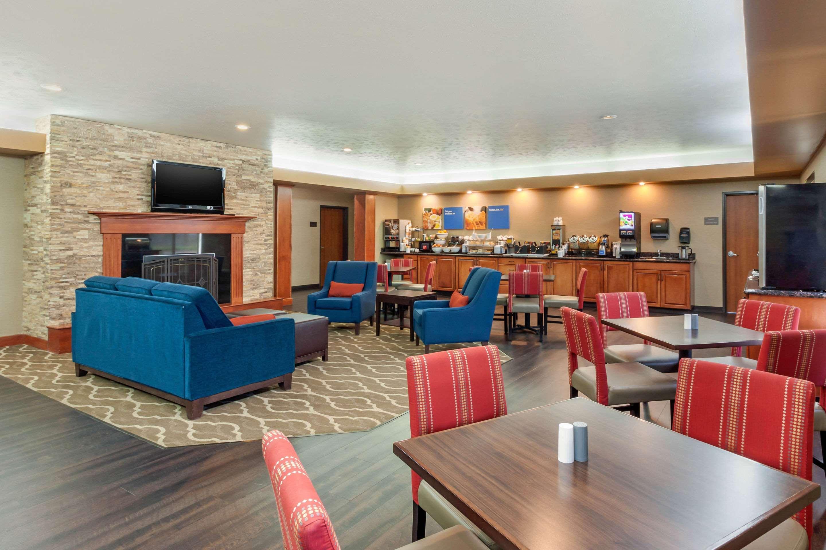 Comfort Inn & Suites Mitchell I-90 Exterior photo